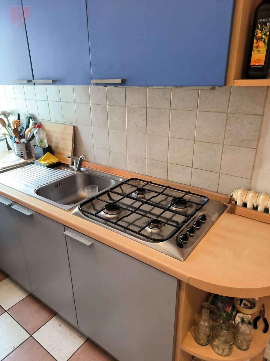 VIA CESARE ROSSI € 135.000 in tranquillo contesto condominiale proponiamo  appartamento composto da ingresso, cucina abitabile, camera matrimoniale,  ripostiglio, camera singola, soggiorno con terrazzo di 8 mq, posto auto  coperto e giardinetto, image size:900x1200